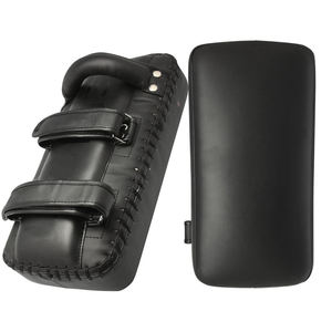 Coussinets de frappe incurvés rouges, noirs et blancs avec logo personnalisé pour Muay Thai Boxe MMA Entraînement en cuir PU Cible Strike Shield - Product Image 2