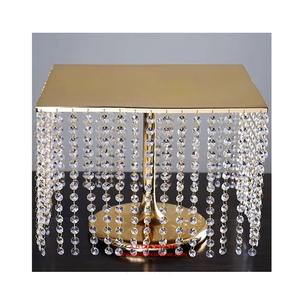 แท่นวางเค้กทรงกลมทำจากโลหะสำหรับตกแต่งบ้านไร่พร้อมหยดน้ำคริสตัลสีทองวางไว้ตรงกลางโต๊ะทำจากโลหะ - Product Image 4