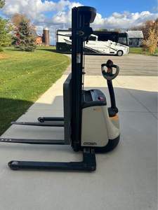 Chariot élévateur électrique à fourche CROWN ST3000-25 2016 - Capacité de 2500 lb - Hauteur de fourche de 85 mm - Tout-terrain - Intérieur - Roues en tissu nylon - Moins de 50 - Product Image 2