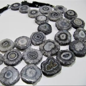 Cuentas de piedra de cuarzo solar gris de 25mm hebra de forma elegante de 10 pulgadas de largo para la fabricación de joyas - Product Image 1