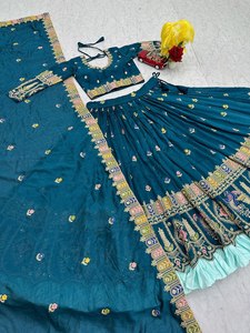 Lehenga de créateur élégant en soie pure, prêt à porter, avec broderie en deux couleurs, travail de sequins et de fils, et écharpe assortie. - Product Image 4