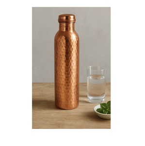 Bouteille en cuivre tendance avec une finition martelée élégante, une alternative réutilisable aux bouteilles en plastique, idéale comme cadeau. - Product Image 2