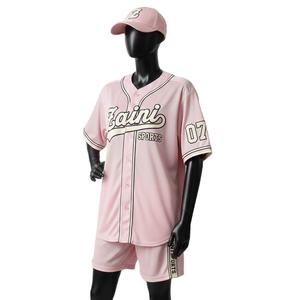Ensemble short de baseball pour femme, polyester sport premium, maille 150 gsm, léger, rose, avec logo appliqué brodé. Ensembles pour femmes. - Product Image 1