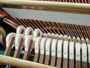 Piano droit japonais TOP Kawai SA8E pour performance professionnelle, livraison mondiale disponible, planche sonore en bois massif SA8E - Product Image 3