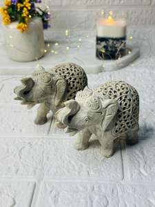 Estatuilla de elefante indio tallado a mano, piedra de jabón pintada, elefante bebé con tronco recortado Jali tallado para uso doméstico en la oficina - Product Image 1