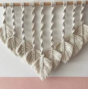 Macramé de algodón suave para colgar en la pared, venta al por mayor, perfecto para casas temáticas neutrales o cafés rústicos que ofrecen un valor artístico atemporal - Product Image 1