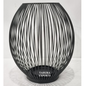 Bougeoir en métal robuste en forme de cage haute conçu pour une utilisation intérieure et extérieure avec une construction durable et élégante - Product Image 1