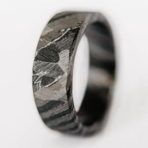 Anillo de Acero de Damasco para Hombre, Acabado Oscuro Elegante con Textura Tradicional Forjada, Anillo de Acero de Damasco Hecho a Mano - Product Image 4