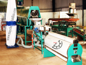 Machine à éplucher les fruits à commande automatique à 2 têtes à haute efficacité pour le traitement des noix de cajou État neuf pour un usage domestique ou agricole utilisé - Product Image 2