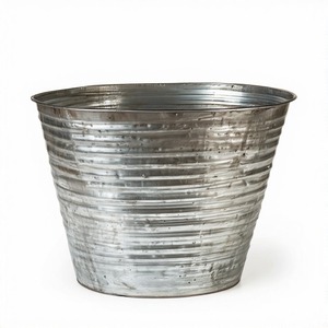 Cesta rústica con cuello de árbol martillado con acabado antiguo, hecha a mano para ofrecer una experiencia de estilo de vacaciones elevada en casa. - Product Image 4