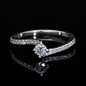 แหวนก้านบิดสีทอง14K พร้อม0.26CTW ตรงกลางเพชรกลมธรรมชาติและเพชรที่เน้นในการตั้งค่าง่ามสำหรับประกายที่สง่างาม - Product Image 1