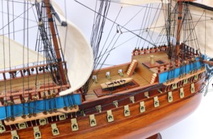 GIA NHIEN Modelo de barco alto de alta calidad Diseño personalizado Estilo náutico Metal pintado Bajo MOQ Aprobado por el fabricante ST. Modelo PAVEL - Product Image 4