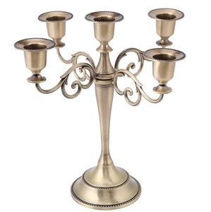 Candélabre antique en métal doré avec 5 bras pour les fêtes, événements, décoration de mariage, candélabres de sol, artisanat - Product Image 1