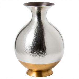 Diseño de jarrón AntiqueFlair Opulent Grace Tall Bronce Acabado Diseñador Jarrón de metal Exquisito acento hecho a mano para la decoración del hogar - Product Image 2