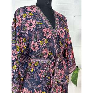 Robe longue en soie Riya, douce, légère et respirante, style kimono bohème, parfaite comme paréo de plage, cadeau idéal pour elle - Product Image 4