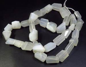 Perles à facettes naturelles en pierre de lune blanche de 16 pouces 7-14mm pierres précieuses en vrac Style pépite pierres de lune à facettes - Product Image 5