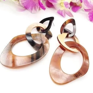Pendientes Elegantes de Resina con Forma de Cuerno - Alta Calidad, Estilo Único para Mujeres y Niñas - Product Image 3