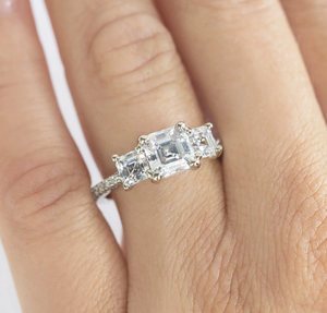 Anillo de compromiso de moissanita de tres piedras cortadas Asscher, anillos de regalo de moissanita para exportar desde la India - Product Image 4