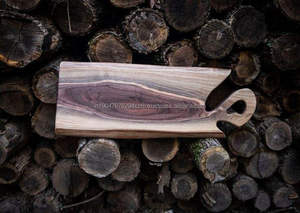 Planche à découper en bois d'acacia naturel KALATRI, élégante, durable, de forme rectangulaire, passe au lave-vaisselle, avec poignée, fabriquée à la main - Product Image 3