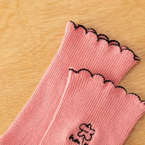 Chaussettes décontractées de style coréen pour femmes, fleurs brodées, tube moyen en coton doux avec manchette à froufrous, respirantes et mignonnes pour un usage quotidien - Product Image 3