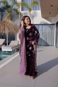 Ensemble Kurta de fête et de mariage en velours de soie brodé violet, fait à la main, extensible et réversible - Product Image 3