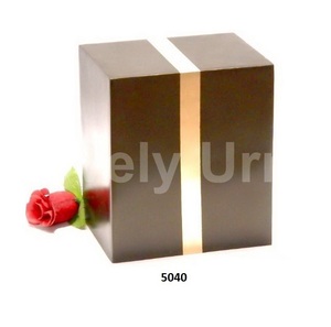 Urna de cubo de bronce de latón de Ángel grabado para cenizas humanas con bolsa de terciopelo gratis - Product Image 4