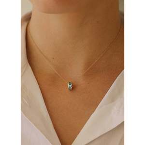 Colgante de Oro con Baño de Rodio y Patrón de Gota de Agua, con Amuleto de Piedra de Nacimiento Baguette de Aguamarina (Topacio Azul Suizo) y Oro Rosa - Product Image 2