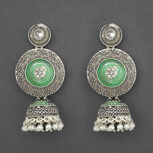 ต่างหูห้อยอย่างดี kriaa หินชุบเงินและสีเขียว meenakari dangler รุ่น1312050E - Product Image 1