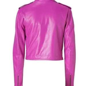 Nuevo diseño de cuero real con cremallera transpirable para mujer chaqueta recortada chica estilo moderno y bolsillos interiores exteriores OEM venta al por mayor 2024 - Product Image 2