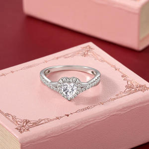 Anillo de Compromiso Jeulia Personalizado con Diseño de Halo en Forma de Corazón y Detalle Trenzado - Product Image 4