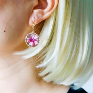 Boucles d'oreilles coeur en résine avec détails scintillants Boucles d'oreilles rondes en résine avec de vrais pétales de fleurs à l'intérieur au coût le plus bas - Product Image 3