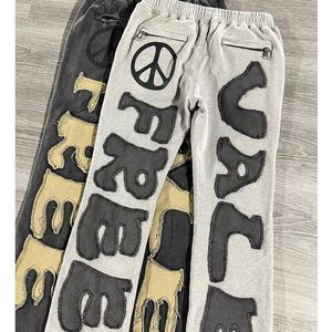 Survêtement d'automne personnalisé respirant coupe ample pour homme, style streetwear, avec patchs déchirés et patchwork, comprenant un sweat à capuche épais et un pantalon de survêtement - Product Image 4