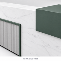 Bureau de réception en L en bois aspect marbre blanc avec accent vert foncé et façade grise côtelée pour projets de hall d'accueil de bureau moderne