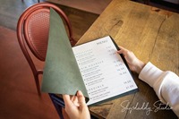 Couverture de menu en cuir A4 avec support central élastique support de menu avec gaufrage dossier de restaurant classeur couverture personnalisée LMC-0024