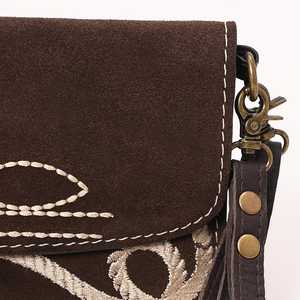 Bota Cartera de Mujer de Cuero Gamuza Bohemia de Calidad Premium con Diseño de Flores y Borlas, Talla Personalizable, Temporada de Otoño, Cuero Genuino - Product Image 5