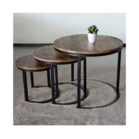 Ensemble de tables gigognes en métal doré de luxe, plateau texturé, base incurvée élégante, table basse moderne, touche haut de gamme, maison contemporaine