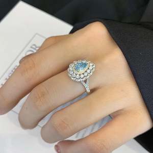 Anillo de compromiso con diamante de laboratorio de talla elegante en forma de pera de 3.20 quilates con certificación IGI, triple halo, tallo tipo catedral, claridad VVS-VS, impresionante para boda - Product Image 3