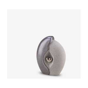 Cette urne funéraire sereine offre un récipient de forme artisanale conçu pour chérir et protéger les cendres bien-aimées avec une grâce réfléchie. - Product Image 1