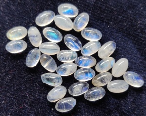 Piedra lunar de arcoíris natural ovalada 4X6mm cabujón parte posterior plana azul llamativo piedra preciosa suelta de alta calidad - Product Image 4