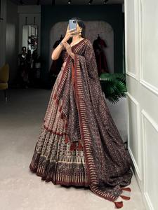 Lehenga choli & dupatta กับ bandhej และ ajarakh พิมพ์ลายแฟชั่นผู้หญิง - Product Image 2