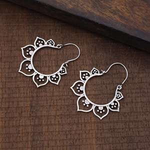 Pendientes de Aro Boho Únicos con Diseño de Loto, Pendientes Tribales de Latón para Mujer, Aros Florales Plateados, Joyería Boho con Loto para Venta al por Mayor OEM ODM - Product Image 4
