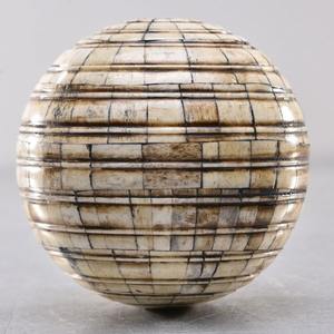 Jeu de Tic Tac Toe éducatif d'intérieur en résine sculptée à la main pour enfants et adultes, avec incrustation en papier MDF/acrylique - Product Image 2