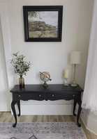 Table console élégante en bois noir avec deux poignées de bouton en laiton de tiroirs et pieds de cabriole incurvés parfaits pour le salon d'entrée