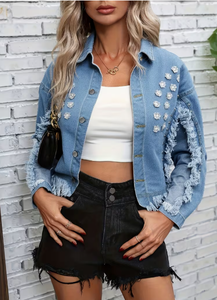 Chaqueta vaquera ligera para mujer con efecto desgastado, dobladillo deshilachado, pedrería y botones florales en la parte delantera. - Product Image 6