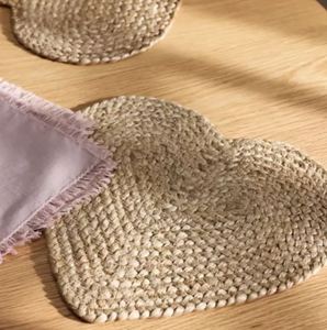 Napperon coeur en jute naturelle cadeau Saint Valentin le plus vendu napperons de chargeur tissés articles de cuisine en gros de l'Inde - Product Image 3