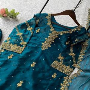 Ensemble Kurti Plazo Dupatta VASTRA COTTAGE Zimmy avec broderie de sequins et perles, tenue ethnique pour femmes, tenue de soirée - Product Image 2