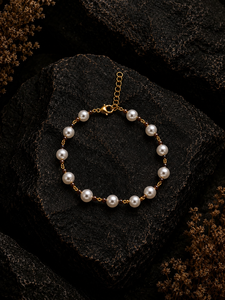 Pulsera de Perlas de Cristal Rojo con Conchas de Latón |   Pulsera de Cadena Apilable en Tono Dorado - Product Image 2