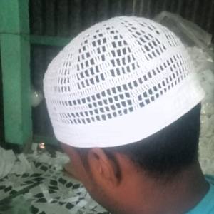 หมวกคลุมศีรษะสำหรับสวดมนต์ของผู้ชายมุสลิม ถักมือ ขายดีที่สุด คุฟฟี่ โคปิอาห์ ผ้าฝ้ายพรีเมียม 100% ปรับขนาดได้ เหมาะสำหรับทุกโอกาส สวมใส่สบายทุกฤดู - Product Image 1