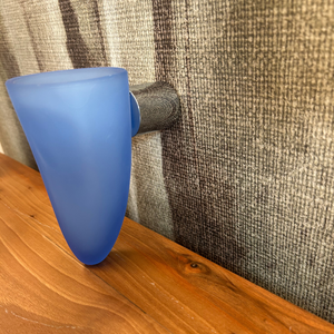 Ensemble de salle de bain Aura par OLTRE Gedy, porte-gobelet et porte-brosse WC en verre givré bleu à fixation murale avec supports en acier chromé - Product Image 3