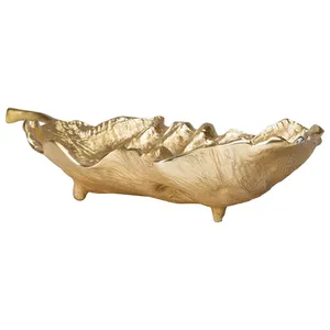 Le plateau en aluminium House of Hampton ou Dmitrijs Marren Leaf Serving Tray est représenté dans le plateau en forme de feuille d'or - Product Image 3